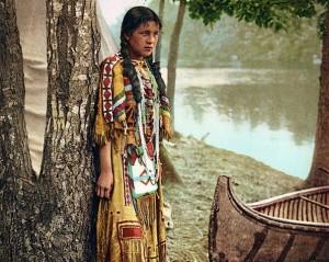 Девушка из индейского племени возле каноэ